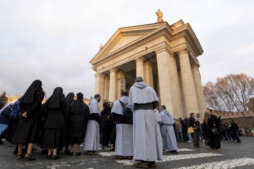 Folla di fedeli per Benedetto XVI: la coda alla camera ardente in San Pietro
